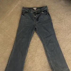 Jeans från hm i storlek 38, aldrig använda. Har ett liten slitning bak på fickan