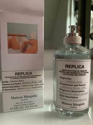 Replica parfym - Bubble bath  - Säljer min ögonsten, då jag hittat en signature scent och den här förkänar att komma till användning.😭😍Den är på 100ml och endast provad, därav är allt kvar. Nypris 1060 - pris kan diskuteras, först till kvarn!