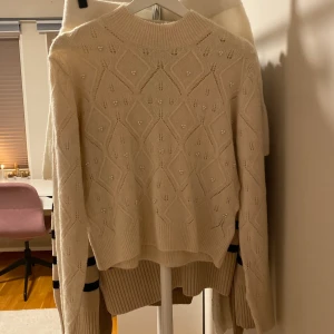 Tröja från JDY - Mysig och fin tröja i off-white från JDY med silvriga pärlor. Super mjuk och skön! Använd en gång och tvättad, nyskick!