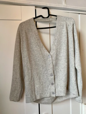 Open back cashmere sweater  - Selling this sweater that has softest material ever, worn once 