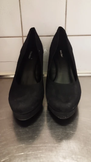 Graceland damsko med klack - Graceland. Damsko med 12 cm klack. Superfina och festliga.  Jag säljer dom enbart för att jag inte kan gå i så här höga klackar.   Storlek: 42  Nypris: 299 kr Mitt pris: 150 kr.