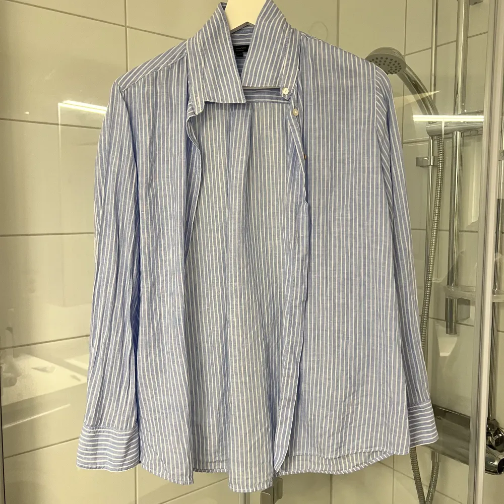 Randig skjorta från Massimo Dutti.. Skjortor.