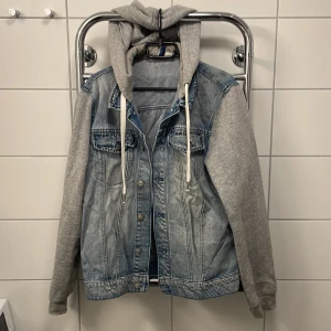Jeans jacka - Jeansjacka med grå armar och luva Bra skick