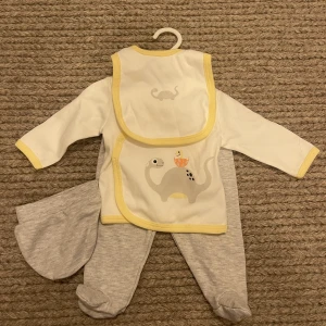 Nya bebiskläder - Nya bebiskläder , unisex i storleken 50