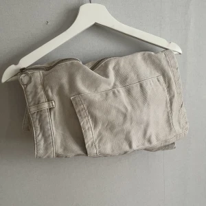 Beige jeans kjol  - Supersöt beige jeans kjol från GinaTricot i mycket gott skick, passar mig som S/ XS💕kan även fraktas, köpare står för frakt