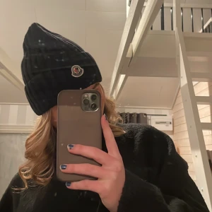 Moncler mössa - Använd fåtal gånger, kvitto finns