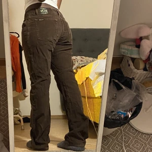 Lågmidjad - Lågmidjad bruna byxor