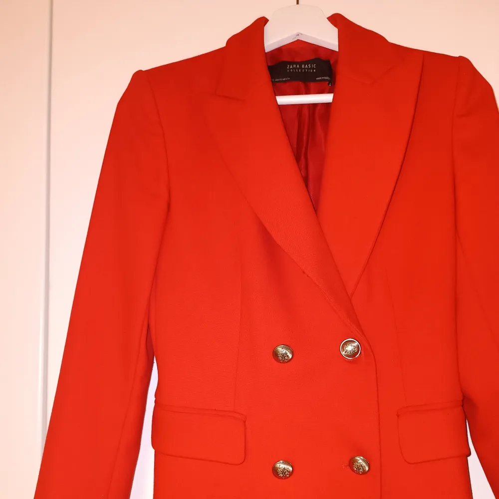 Snygg röd jacka från Zara i bra skick! Har fina guldtetaljer som ger en lyxig look.. Jackor.