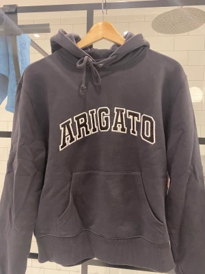 Arigato logo hoodie - Säljer min arigato hoodie i storlek S. Använd cirka 4 gånger. Säljer då jag tröttnat lite💓 Säljer för 500, nypris 1300