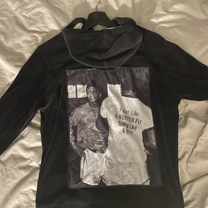 Limitato zip hoodie - Limitato zip Storlek M kan passa S Fint skick Ny kostar runt 4000kr