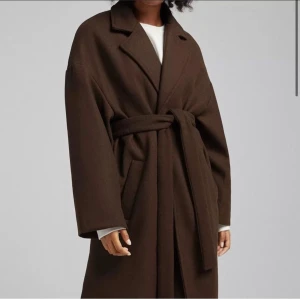 Kappa - Säljer nu min sjukt fina bruna kappa ifrån bershka, lång och varm i nyskick, den är i small men funkar som m också, pris kan diskuteras, köpare står för frakt