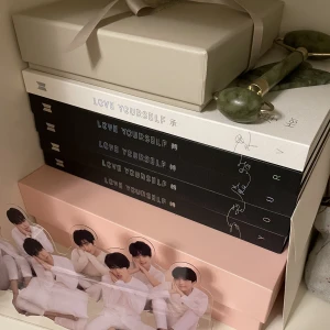 BTS album - Säljer alla fyra ly tear album (OBS utan photocards) för 200st eller 700 för alla! Vid frågor tveka ej! (frakten varierar beroende på köp)