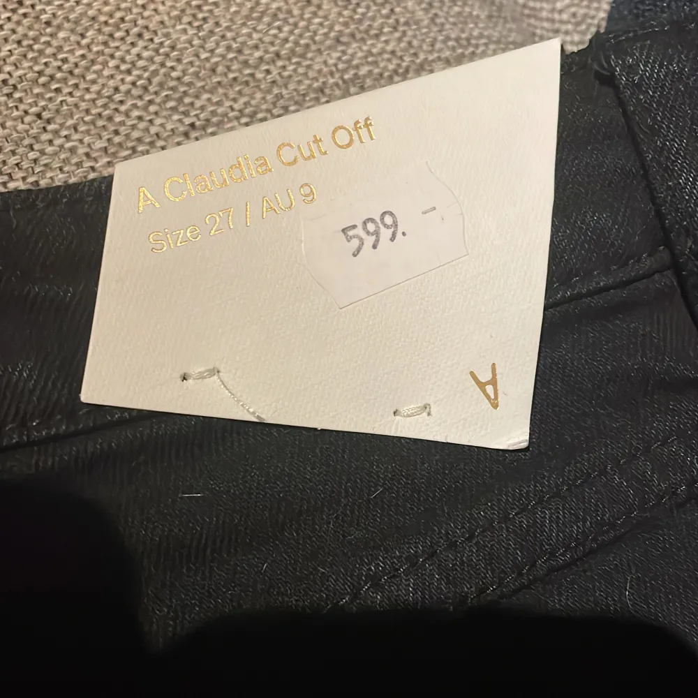 Stretchiga svarta jeans. Helt oanvända. Håller formen bra. Nypris 599kr . Shorts.