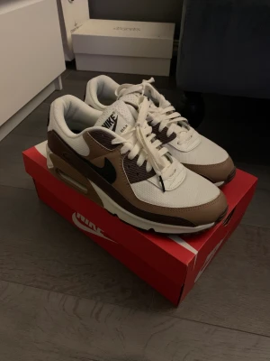 Nike Air Max 90 Dark Driftwood - Limiterad sko som såldes förra året. Cond: 9.5/10 (använd en gång) Alla tillbehör medföljer, inklusive box och kvitto