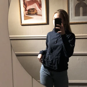 Hoodie - Helt vanlig svart hoodie i strl S. 50kr+frakt