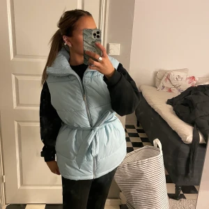 Nelly väst - Säljer min oversize puffer väst från Nelly i storlek 34. Den är i ny skick då jag bara testat den✨säljer den för 200kr plus frakt❄️