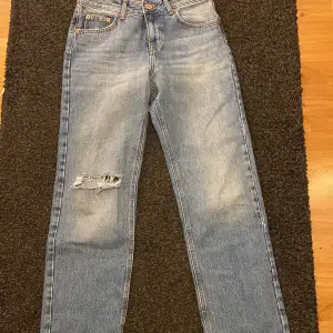 Fina jeans från pull&bear. Köptes på MOS i somras och har kommit till användning 1 gång. Säljer för att jag tycker inte dom passar på mig och då är de var sonligt om dom ligger i garderoben. Köpes för 599. TRYCK INTE PÅ KÖP NU