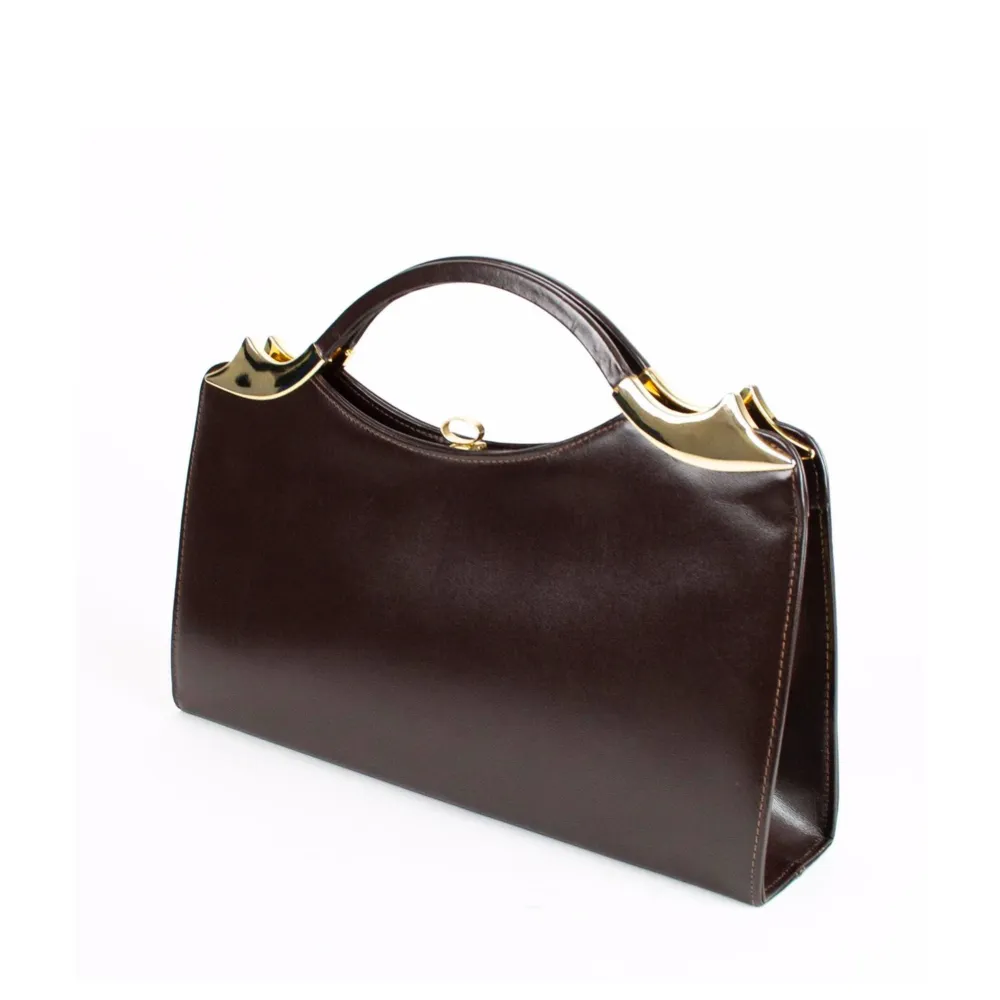 Vintage 60s classic real leather top handle handbag in deep brown. Barely visible signs of wear, minor scratches and marks, nothing major. Height: 19 cm, Width: 33.5 cm, Depth: 6.5 cm. No returns.. Väskor.