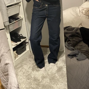 Jeans - Mörkblåa jeans från zara! Låga i midjan! Köparen står för frakten 