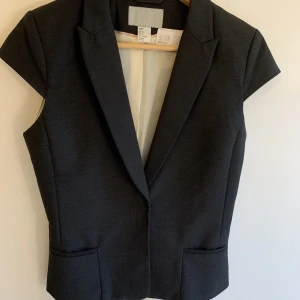 Vintage kostymväst - Kostymväst köpt secondhand, i jättebra skick! Skitnygg med en spets-bh under! Den är märkt i storlek 36 men skulle nog säga att den är mer en 38🖤