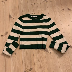 Grön randig crop top - En väldigt sällan använd tröja från Zara som sitter lagom tajt runt kroppen. Säljer den för att jag inte använder mag tröjor. 