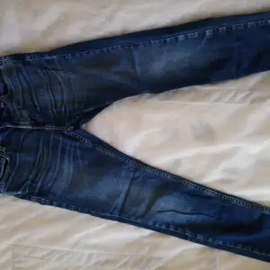 Supersnygga jeans i strl w28-l30 från Hollister! Modell super skinny. Använda endast ett par gånger.