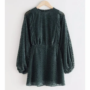 &other stories klänning - Säljer denna fina klänning😍😍😍 helt otrolig!!! Stolek Xs! Finns ej längre, använd en gång! Perfekt klänning till jul också ❤️