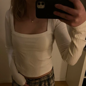 tröja från zara - vit/beige tröja från zara. nästan aldrig använd. 150kr + frakt 