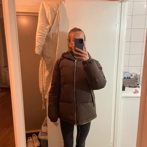Arket jacka - Säljer min dunjacka från Arket pga kommer inte till användning. Jackan är i nyskick!! Nypris 1950 kr men säljer den för 700 kr + frakt❣️