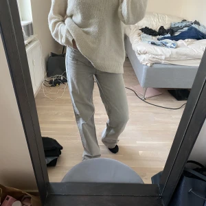 Jeans - Så snygga gråa jeans med slitningar från Zara i storlek 34. Passar strl 36 också🤩😍Lite smutsiga längst ner, men går att tvätta bort med vanish! Alternativt om de är för långa går det att klippa bort. Skickar fler bilder vid intresse🥰