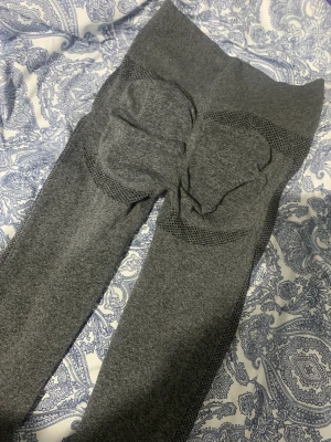 Leggings  - Leggings med scrunch som är helt ny Kan hämtas eller mötas upp i Stockholm. Pris kan diskuteras vid snabb affär 💕