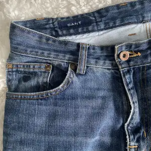 Snygga GANT jeans som jag säljer för att de inte kommer till användning. Köpt secondhand så vet inte om det ska vara ett hål på benet. Mötas upp går eller så fraktar jag med. TRYCK EJ PÅ KÖP NU! 👖