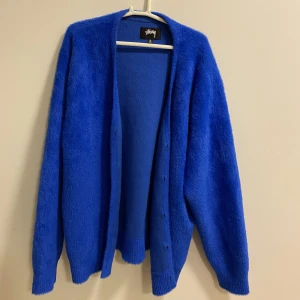 Stussy kofta  - Säljer min as mysiga blåa stussy kofta storlek XL 