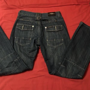 Lowwaisted jeans - !FRAKT INGÅR EJ! Jag köpte dessa second hand nyligen, men insåg när jag kom hem att de var för små i midjan:/ De passar mig bra i längd (jag är 163) och jag brukar ha 34 i byxor. De har fina detaljer. Det är bara att skriva för fler bilder