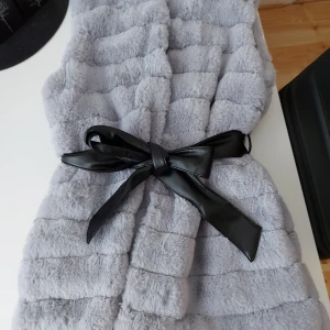 (Fusk) pälsväst - Nyskick med lappen kvar.