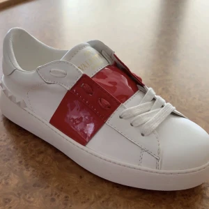 Valentino skor  - Säljer nu mina valentino skor då jag vill köpa ett par andra. Dem är i fint skick och kommer tvätta dem innan jag postar såklart!  Köpta på plick, ingen box kvar men äkthetsbevis❤️