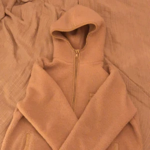 Envii teddyjacka (small) - Säljer min fina teddyjacka från Envii då jag har en liknande jacka i garderoben. Superfint skick använt några gånger. Nypris 1499 kr. Säljer den för 400. 🙌🌸💗