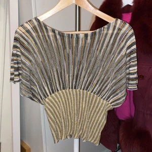 Missoni topp  - Festlig topp med tyg från M Missoni, har sytt om den själv till önskad passform, passar en Xs/S, ingen missoni etikett i tröjan. Har gått en maska. 