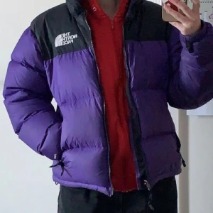 the north face jacka - lila northface jacka, inga hål. modell 1996 nuptse 