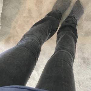 Säljer nu mina grå lågmidjade Flare Jeans då de inte kommer till användning längre. Lite sönder som man kan se på sista bilden men skulle enkelt gå att laga❤️