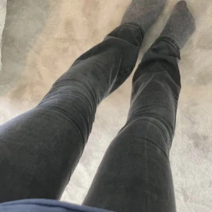 Flare jeans  - Säljer nu mina grå lågmidjade Flare Jeans då de inte kommer till användning längre. Lite sönder som man kan se på sista bilden men skulle enkelt gå att laga❤️