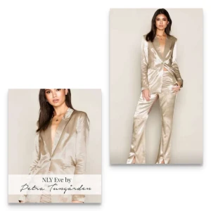 NLY Eve by Petra Tungården - Shaped satin blazer - Champange - storlek 36 - Oanvänd glansig blazer/kavaj i satin från NLY Eve by Petra T. Liten krage och vadderade axlar. Två passpoalfickor fram och sprund bak. Försluts med en knapp framtill. Helfodrad. Upptäckte en ljus fläck i bak på vänster skuldra (går säkert bort i tvätten).