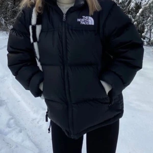 North face jacka - Säljer min north face jacka nu som bara använts under denna vintern. Bra skick inga skador. Är ickerökare så jackan luktar inte heller om de är viktigt för folk. Pris kan diskuteras 💗
