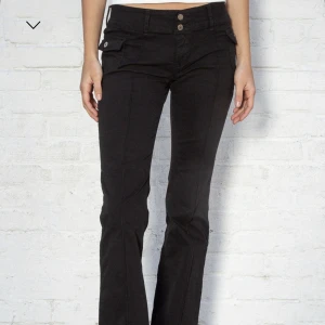 Agatha pants! - Säljer dessa pintrest kända Agatha pants från brandy! Sjukt snygga men tyvärr lite korta på mig. De har använts flitigt men är fortfarande i gott skick utan defekter! Mått: 70 cm midja runt, 78 cm innerbenslängd! Köpta för 440 kronor, utropspris 200!😍