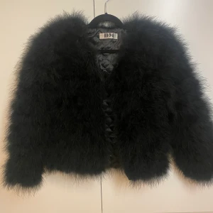 Fluffjacka - Fluffjacka i nyskick endast använd vid ett tillfälle. Storlek xs-s