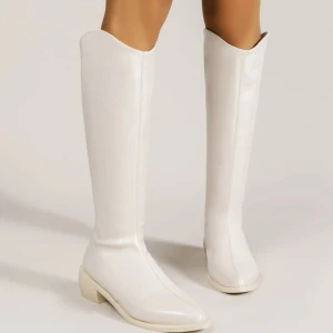 Vita boots - Säljer dessa för dom tyvärr är för små för mig. Helt nya, aldrig använda. Storlek 40, men skulle säga att dem är 39. Från shein nypris ca 300.