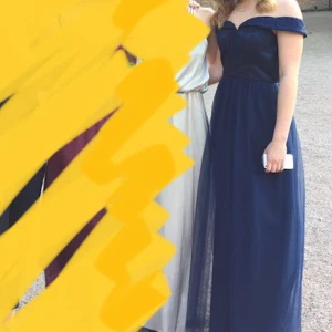 Balklänning - Marinblå klänning från Chi Chi London