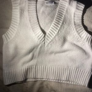 Cropped Stickad Vest  - Lätt använd stickad vest för layering. Strl M