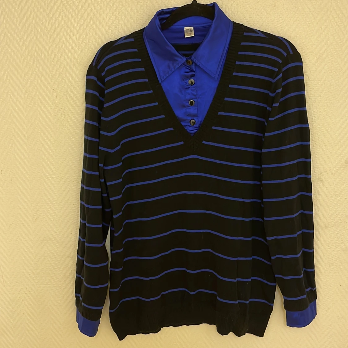 Fin tröja med siden detaljer