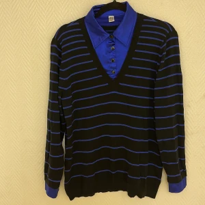 Fin tröja med siden detaljer - Fin randig tröja med festkänsla. Siden detaljer  vid krage/ärmar.  Köparen står för frakten. Jag visar bild när jag skickar paketet. Vid fler intressen av kläderna kan bud läggas